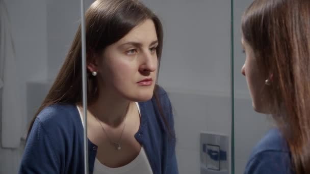 Forstyrret Frustreret Kvinde Føler Trist Ser Hendes Refleksion Spejlet Begrebet – Stock-video