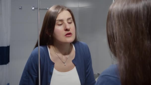 Mujer Joven Pie Lavabo Mirando Espejo Concepto Depresión Estrés Enfermedad — Vídeos de Stock