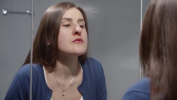 Egy Dühös Portréja Aki Próbál Lenyugodni Miközben Tükörbe Néz Depresszió — Stock videók