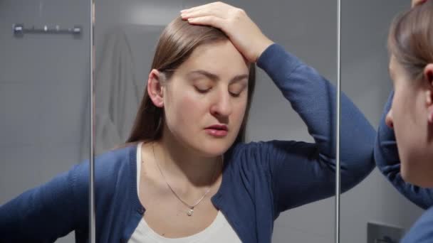 Zdenerwowana Kobieta Cierpiąca Problemy Życiu Opierając Się Lustro Łazience Pojęcie — Wideo stockowe