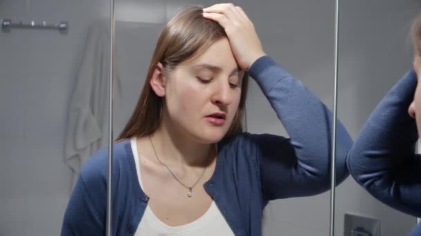 Расстроенная Депрессивная Женщина Стоящая Ванной Опирающаяся Зеркало Концепция Депрессии Стресса — стоковое видео