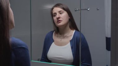 İntihar etmeyi düşünen genç bir kadın ve kendini parmaklarıyla tapınakta vuruyor. Depresyon, intihar, stres, akıl hastalığı, yalnızlık ve hüsran kavramı