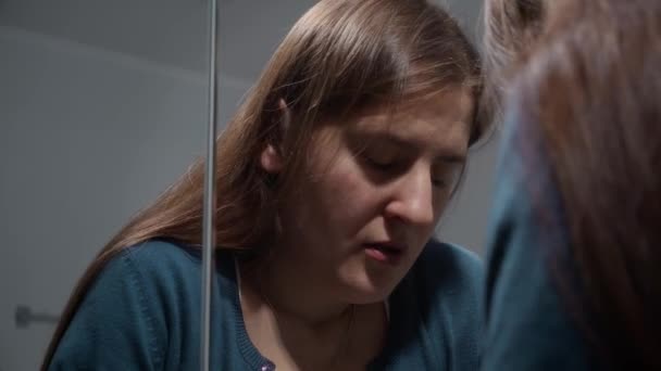 Spiegelbild Einer Aufgebrachten Frau Die Unter Lebensproblemen Leidet Konzept Von — Stockvideo
