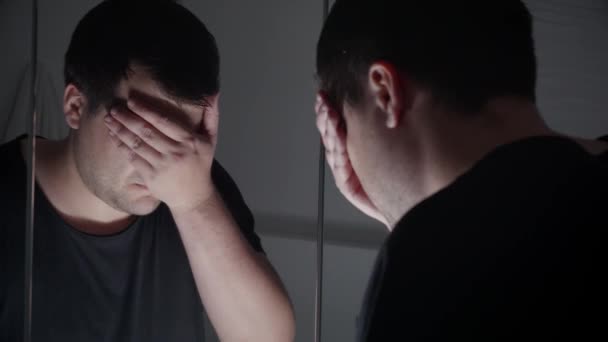Расстроенный Напряженный Человек Стоящий Перед Зеркалом Закрывающий Лицо Руками Концепция — стоковое видео