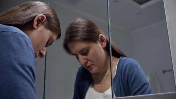 스트레스받은 여자가 거울에 의지하고 거울에 우울증 스트레스 좌절감의 — 비디오