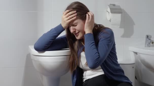 Κλάμα Νεαρή Γυναίκα Που Έχει Προβλήματα Και Άγχος Στη Ζωή — Αρχείο Βίντεο