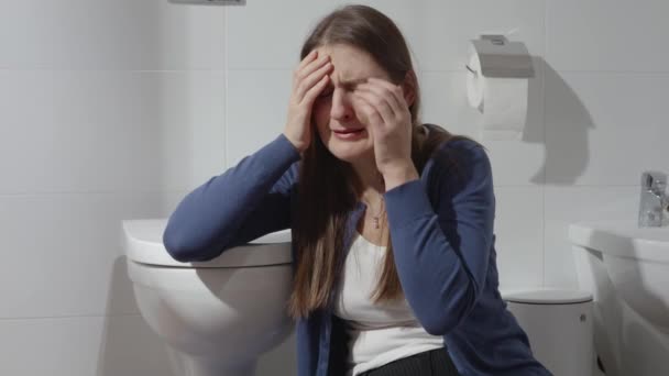 Jeune Femme Bouleversée Assise Dans Les Toilettes Pleurant Victime Violence — Video