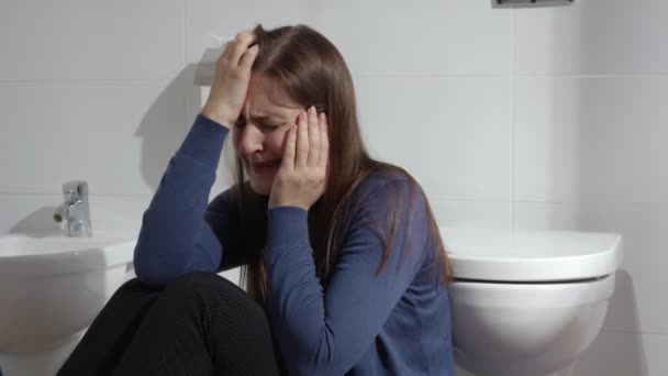 自宅の浴室で床に座ってうつ病に苦しんで泣く女性 うつ病 ストレス 精神疾患 フラストレーションの概念 — ストック動画