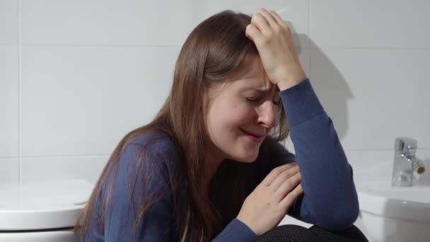 Portret Zmartwionej Płaczącej Kobiety Siedzącej Podłodze Opierającej Się Toaletę Pojęcie — Wideo stockowe
