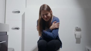 Yalnız kadın kendini mutsuz ve üzgün hissediyor. Banyoda ağlıyor. Depresyon, ev içi şiddet, intihar, stres, yalnızlık ve hüsran kavramı