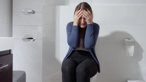 Νεαρή Αναστατωμένη Γυναίκα Κάθεται Στην Τουαλέτα Μόνη Και Κλαίει Έννοια — Αρχείο Βίντεο