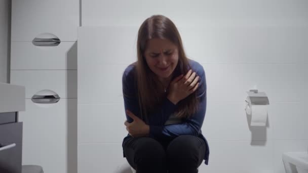 Porträt Einer Depressionen Leidenden Frau Die Hause Auf Der Toilette — Stockvideo