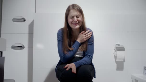 悲しい女性トイレで泣いて孤独感 うつ病 家庭内暴力 ストレス フラストレーションの概念 — ストック動画
