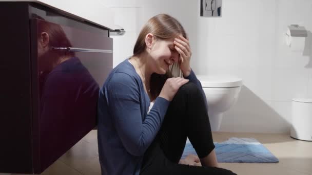 Płacząca Kobieta Siedząca Podłodze Łazience Opierająca Się Zlew Pojęcie Depresji — Wideo stockowe