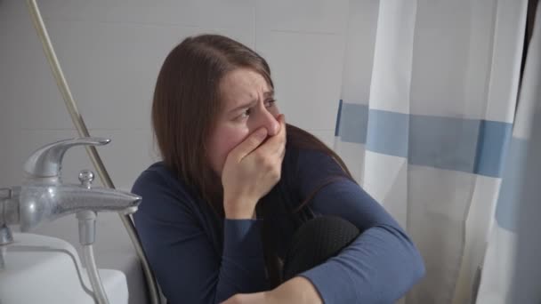Bang Dat Een Vrouw Zich Verbergt Badkamer Voor Criminelen Haar — Stockvideo