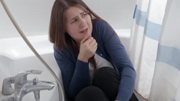 Angstschreiende Frau Versteckt Sich Badewanne Vor Verbrecher Oder Ehemann Konzept — Stockvideo