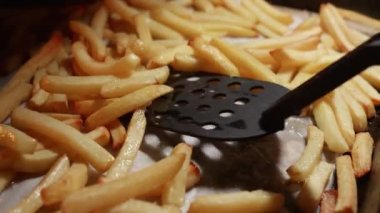 Kızartma tavasında patates kızartması pişiren şefe yakın çekim. Fast food, sağlıklı beslenme, fırında pişirme.