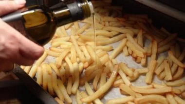 Patates kızartmasını fırında tavada kızartmaya yakın çekim. Fast food, sağlıklı beslenme, fırında pişirme.