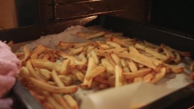 Patates kızartmasını fırından çıkarıp tavaya koymaya yakın çekim.