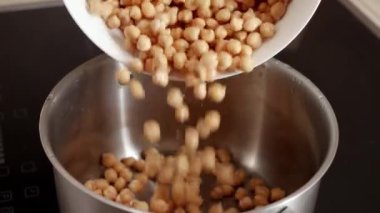 Nohutun suyla çömleğe düşmesi. Baklagil, sağlıklı beslenme, vejetaryen yiyecekler.