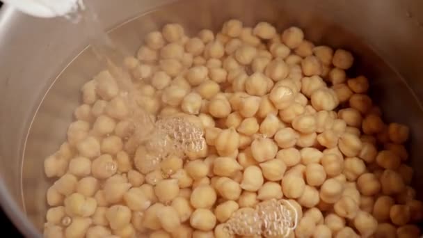 慢动作 将开水倒入锅中 加入煮好的鹰嘴豆 烹调豆类 健康营养 — 图库视频影像