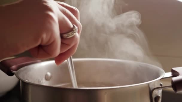 여자가 냄비에서 뜨거운 수프를 저으는 건강에 집에서 요리하기 뜨거운 — 비디오