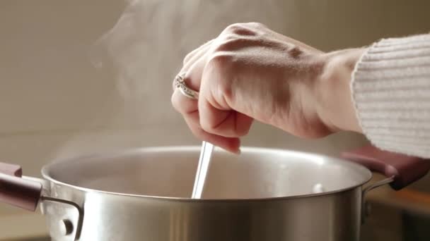 Primer Plano Mano Femenina Revolviendo Sopa Con Cuchara Nutrición Saludable — Vídeos de Stock