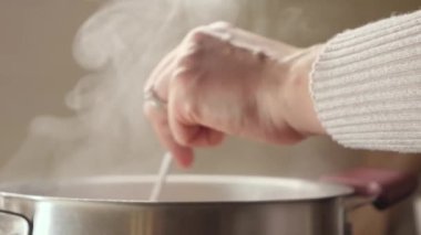 Sıcak çorbadan gelen sıcak buhar tencerede pişiyor. Sağlıklı beslenme, evde yemek pişirme, sıcak buhar