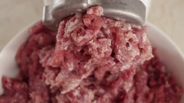 Kıyma makinesinden çıkan kıyma ve klozete düşme. Evde yemek pişirme, mutfak aletleri, sağlıklı beslenme, hamburger malzemeleri.