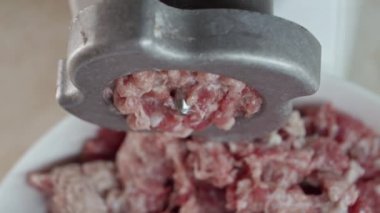 Evde kıymalı et yapmak için makro shot. Evde yemek pişirme, mutfak aletleri, sağlıklı beslenme, hamburger malzemeleri.