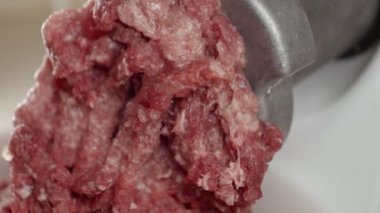 Çiğ et ve yağ yapısına yakın çekim. Evde yemek pişirme, mutfak aletleri, sağlıklı beslenme, hamburger malzemeleri.