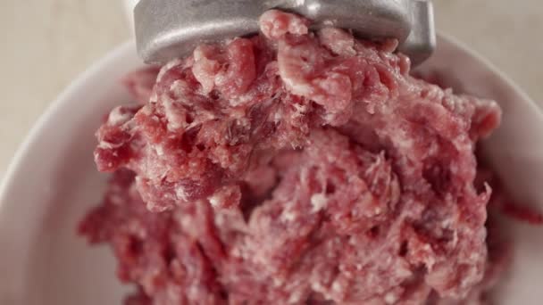 Macro Carne Picada Res Roja Saliendo Trituradora Eléctrica Cocina Casa — Vídeo de stock