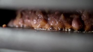 Mangalda pişmiş etli börek. Evde yemek pişirme, mutfak aletleri, sağlıklı beslenme, hamburger malzemeleri.