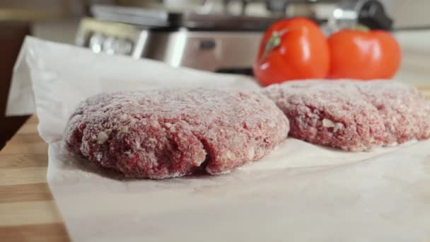 Dolly Shot Hambúrgueres Congelados Ingredientes Deitados Mesa Cozinha Lado Grade — Vídeo de Stock