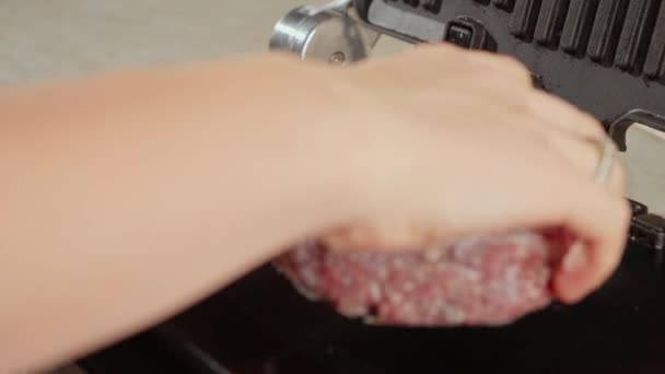 Zbliżenie Strony Umieszczając Mrożone Hamburgery Paszteciki Wołowe Gorącym Grillu Gotowanie — Wideo stockowe