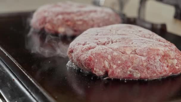 Detailní Záběr Páry Vycházející Grilování Hamburgerových Placiček Vaření Doma Kuchyňské — Stock video