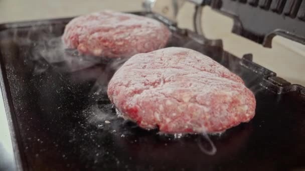 Macro Shot Cottura Hamburger Surgelati Sulla Griglia Elettrica Casa Cucina — Video Stock