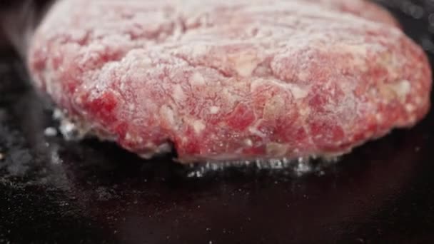전기그릴 위에서 조리된 햄버거 패티에서 나오는 증기의 클로즈업 집에서 요리하는 — 비디오