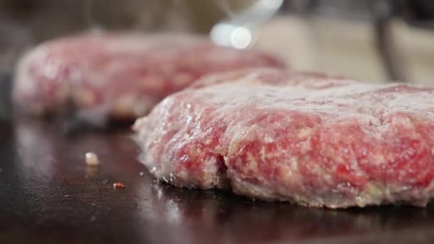 Makro Elektrikli Izgara Kızarmış Hamburger Köfteleri Kapanıyor Evde Yemek Pişirme — Stok video