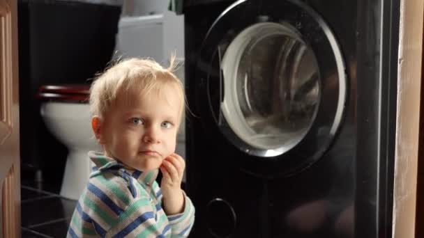Cute Uśmiechnięty Chłopiec Patrząc Spinning Ubrania Pralce Wykonywanie Prac Domowych — Wideo stockowe