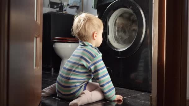 Kleine Baby Zit Vloer Badkamer Kijkt Naar Werkende Wasmachine Huishoudelijk — Stockvideo