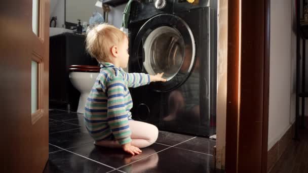 Bonito Menino Olhando Para Máquina Lavar Roupa Lavando Roupa Fazer — Vídeo de Stock