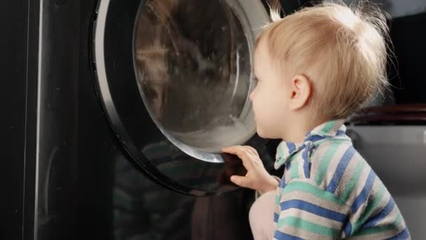 Nyfiken Liten Bebis Tittar Snurrande Trumma Tvättmaskin Hemma Hushållsarbete Och — Stockvideo