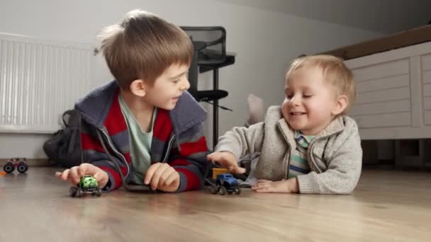 Два Младших Брата Играют Вместе Игрушечными Машинками Полу Дети Играющие — стоковое видео