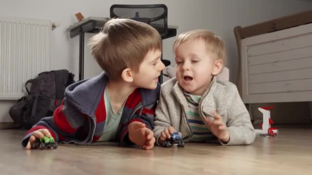 Portré Két Kisfiúról Akik Játékokkal Játszanak Fapadlón Hálószobában Gyermekek Játszanak — Stock videók