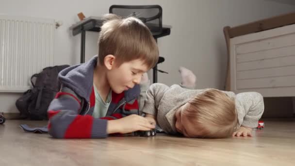 Due Ragazzi Sdraiati Sul Pavimento Litigare Con Giocattoli Bambini Che — Video Stock