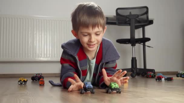 Улыбающийся Мальчик Лежащий Деревянном Полу Участвующий Автогонке Дети Играющие Одни — стоковое видео