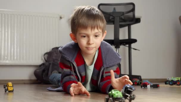 Boldog Vidám Fiú Játszik Autókkal Padlón Versenyez Gyermekek Játszanak Egyedül — Stock videók