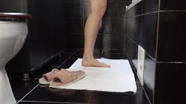Κοντινό Πλάνο Των Γυναικείων Ποδιών Που Περπατούν Στο Μπάνιο Γυναικεία — Αρχείο Βίντεο