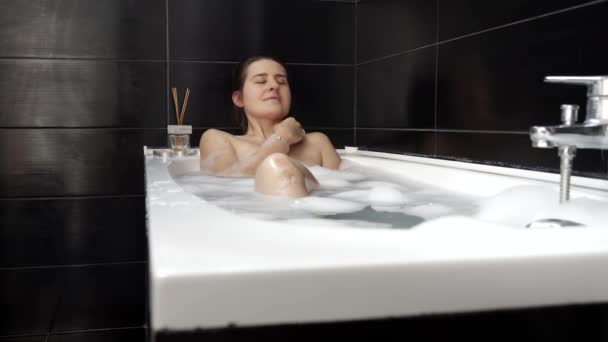 Młoda Kobieta Relaksująca Się Czarnej Łazience Higiena Kobiet Relaks Łazience — Wideo stockowe